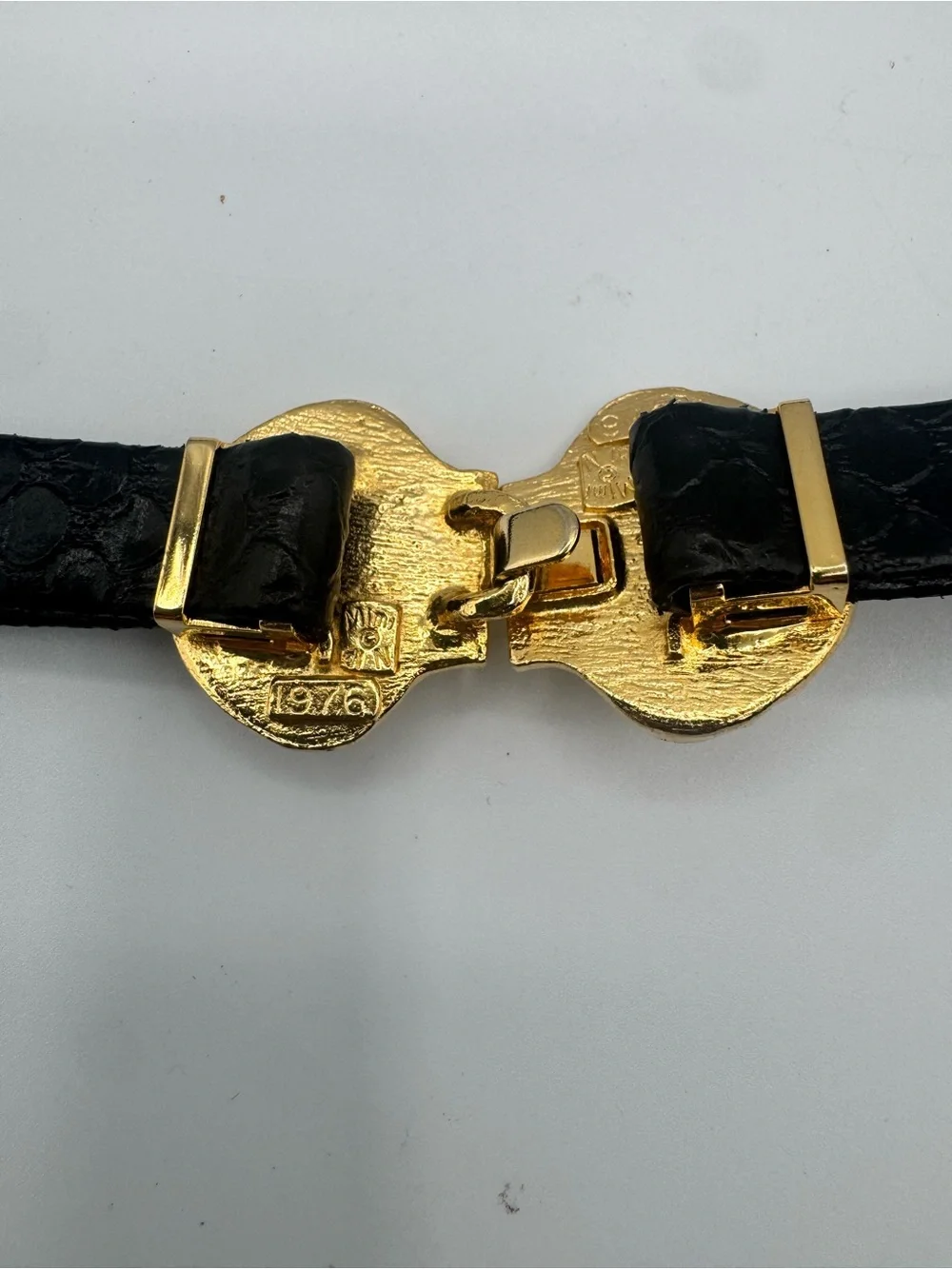 Vintage Mimi di N 1976 Gold Shell Buckle Belt Black Embossed Leather 36”